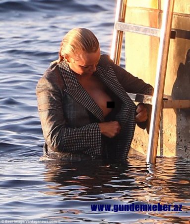 Pamela Andersonun sinəsi açıldı - fotolar