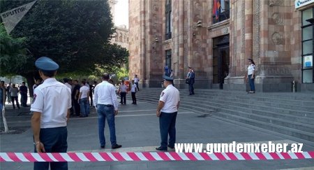 Nazirlikdə bomba həyəcanı - Ermənistanda (FOTOLAR)+YENİLƏNDİ