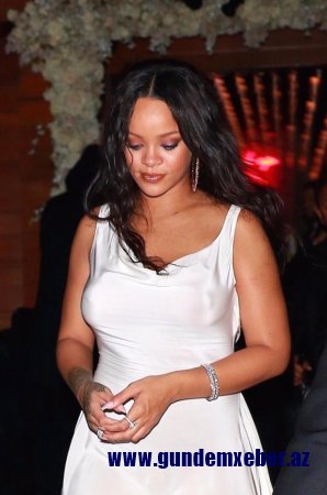 Rihanna yenə də büstqaltersiz - fotolar