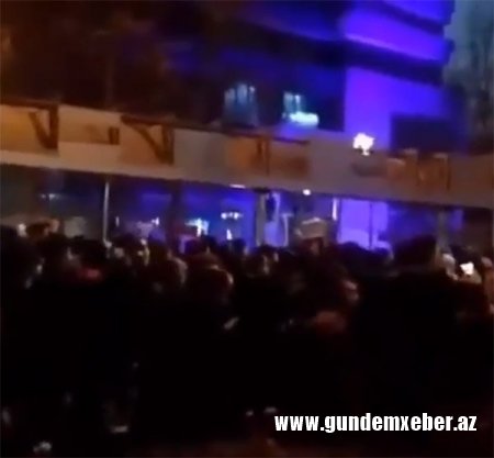 İrandan yeni görüntülər: etirazçılar polisi qovur, ölənlər var