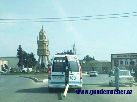 Xaçmaz rayonunda təcili tibbi yardım maşını ilə taxta daşınır - FOTO