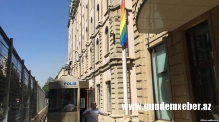 Bakıda İngiltərə səfirliyinin binası qarşısında LGBT bayrağı qaldırılıb