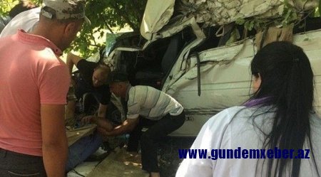 Qaxda mikroavtobus qəzaya uğradı: Ölən və yaralananlar var