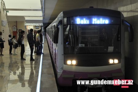 Bakı metrosunda HƏYƏCAN: gənc oğlan özünü qatarın altına atıb - YENİLƏNİB