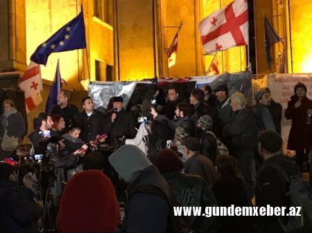 SON DƏQİQƏ: Gürcüstan parlamentinin qarşısında etiraz aksiyası keçirilir (FOTO)