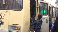 Müdafiə Nazirliyinin avtobusuna basqın edildi - QARŞIDURMA