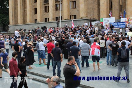 Gürcüstan parlamenti qarşısında cinsi azlıq əleyhdarları mitinq keçirirlər - FOTO