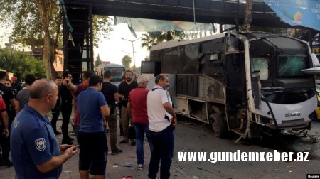 Adanada polisləri daşıyan avtobus partladılıb