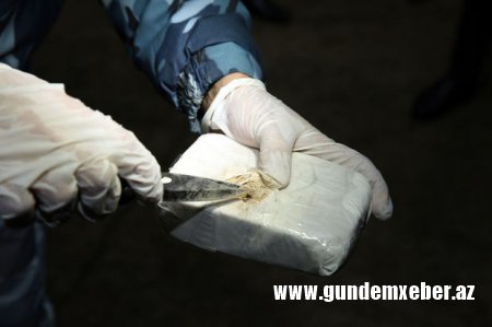 Azərbaycanlı kivi və narın içərisində bir ton narkotik keçirmək istədi