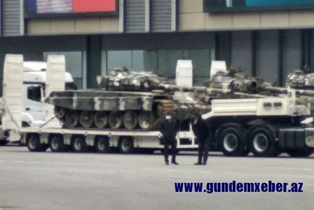 Ermənistan tankları Bakı küçələrində - FOTOLAR