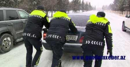 Bu gün polis əməkdaşları yollarda köməksiz vəziyyətdə qalan yüzlərlə sürücü və sərnişinə kömək edib -FOTO
