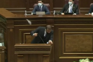 Sarkisyanın başına "butulka" atıldı - Parlamentdə dava düşdü (VİDEO)