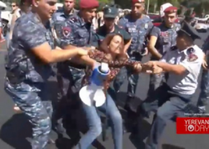 İrəvanda etiraz: Polislər sakinləri saxladı (VİDEO)