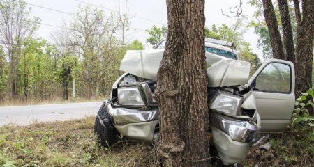 Beyləqanda avtomobil ağaca çarpıldı: Ölən var