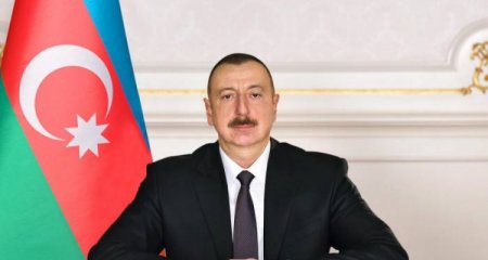 Prezident İlham Əliyev Moskvada naməlum əsgərin məzarını ziyarət edib