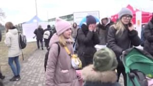 Amerikalı könüllülər Polşa sərhədindəki Ukrayna qaçqınlarına yardım edir