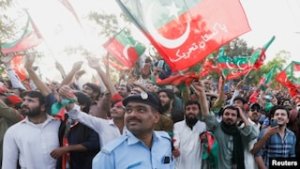On minlərlə insan Pakistanın baş naziri Xana dəstək yürüşü keçirib