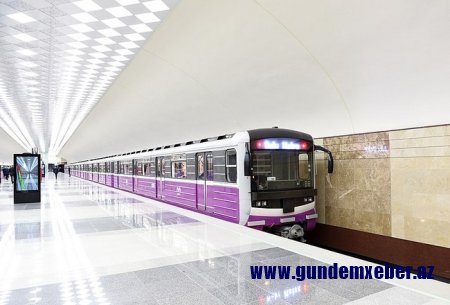 Metroda iki qız qatar yoluna düşdü - YENİLƏNİB