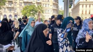 Bir qrup dindar Prezident Administrasiyasının binası qarşısında etiraz aksiyası keçirməyə cəhd edib
