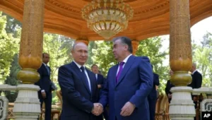 Putin Ukraynada müharibə davam etdiyi vaxt Tacikistana səfər edir