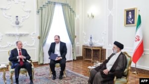 Moskva Tehranla əlaqələrini dərinləşdirir - Putinin müttəfiqi İran lideri ilə görüşüb