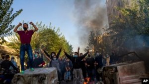 İran məhkəməsi nümayişində iştirak edən etirazçılardan daha birinə ölüm hökmü çıxarıb