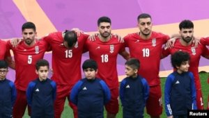 İranın yığma komandası dövlət himnini oxumaqdan imtina edib