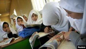İranda məktəbli qızların  "zəhərlənmə" kabusu -İddia edilir