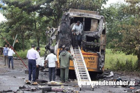 Hindistanda 25 nəfər avtobusda diri-diri yandı