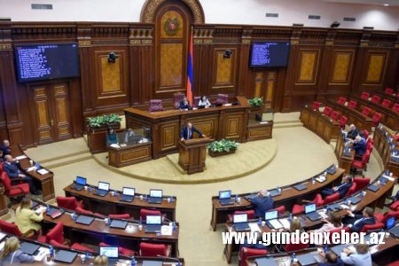 Ermənistan parlamentində Paşinyanla Koçaryan arasında dava düşüb