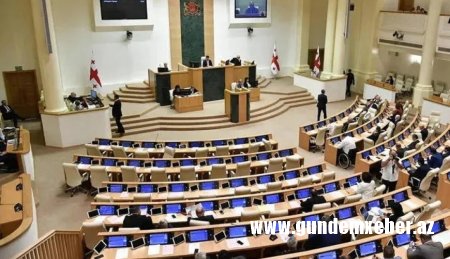 Gürcüstan parlamentində gərgin müzakirə - müxalifətçilər zaldan çıxarılıb