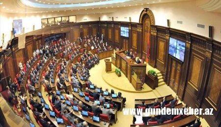 Ermənistan parlamentində ara qarışdı: “Sən özün ara və xəstəsən!”