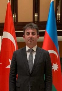 Varlıq jurnalının sahibi Məsud Pezeşkiyanı təbrik etdi