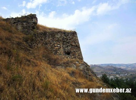 Qərbi Azərbaycan abidələri: erməniləşdirilməyə cəhd edilən Tau-ust-qala (Tauz-qala)sı.