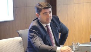 Müəllimlər yayda “putyovka” ala bilmir, direktorlar isə Avropa səfərinə göndərilir - Araz Paşayev kimin maraqlarını müdafiə edir?