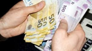 Bərdədə məktəb direktoru işçilərin maaşını yeyir